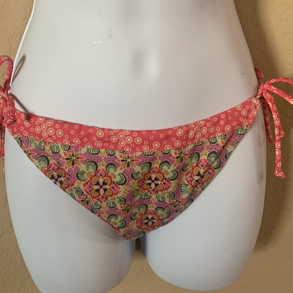 Victoria’s Secret Bikini - Picture 4 of 7